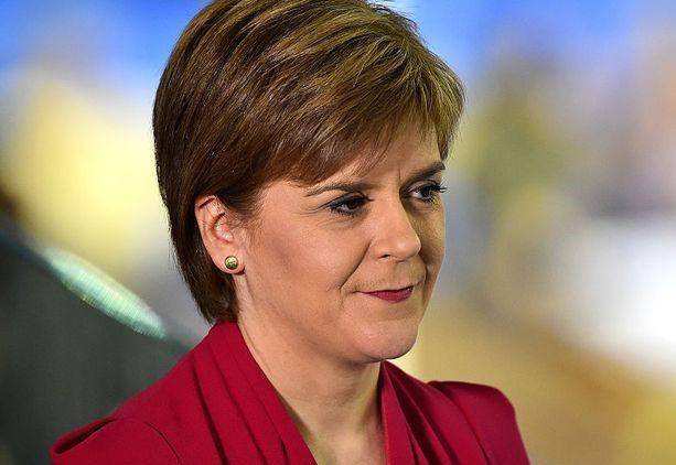 发型|百天百万元美发被骂惨，一年美发百次却被宽容，看发型政治多残酷