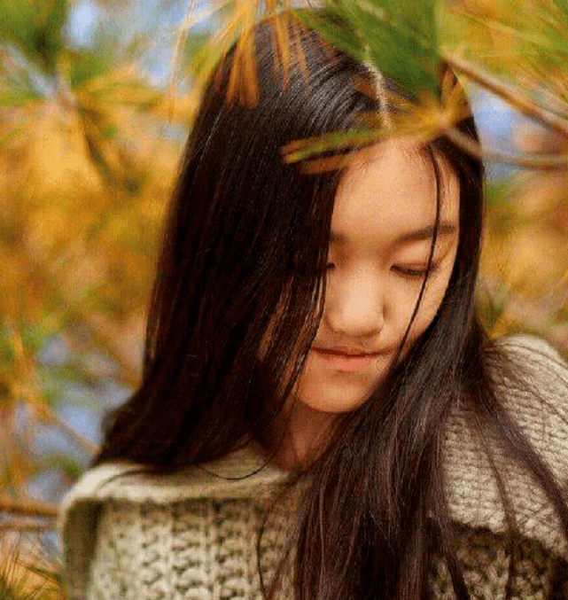 兔唇|李嫣最新写真：热裤搭配长筒袜，展现完美纤细大长腿！