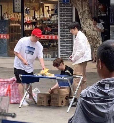 人员|原创邓超鹿晗录新综，安保人员语气生硬推搡开道，网友怼“戏子当道”