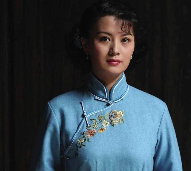 李云龙在拍戏时假戏真做,拍完戏之后就和妻子离婚,娶了小13岁的娇妻