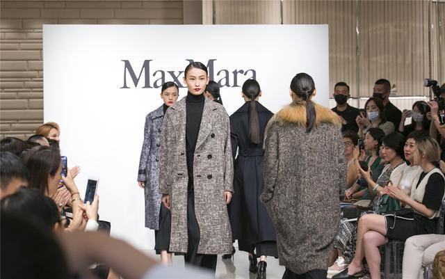 刘敏涛|五万多一件的MaxMara，被中年叛逆的刘敏涛姐姐穿出了别的味道