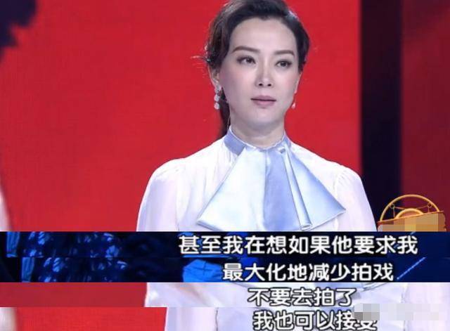 陈数老公深夜晒与美女亲密合照，大胆搂抱玩亲