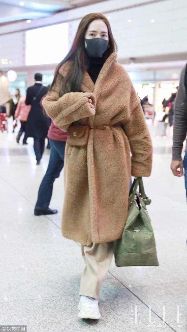 刘敏涛|五万多一件的MaxMara，被中年叛逆的刘敏涛姐姐穿出了别的味道