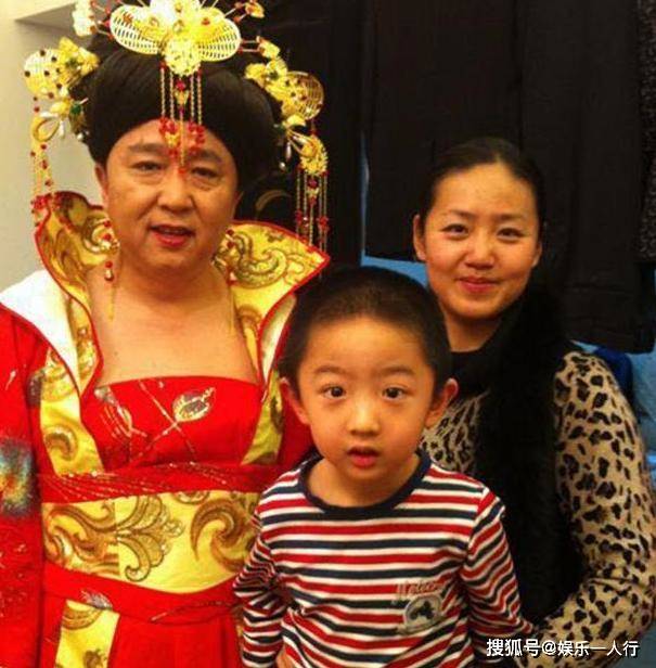 于谦晒出自己家里装修,穿着女装跟家人合照,生活跟老顽童一样