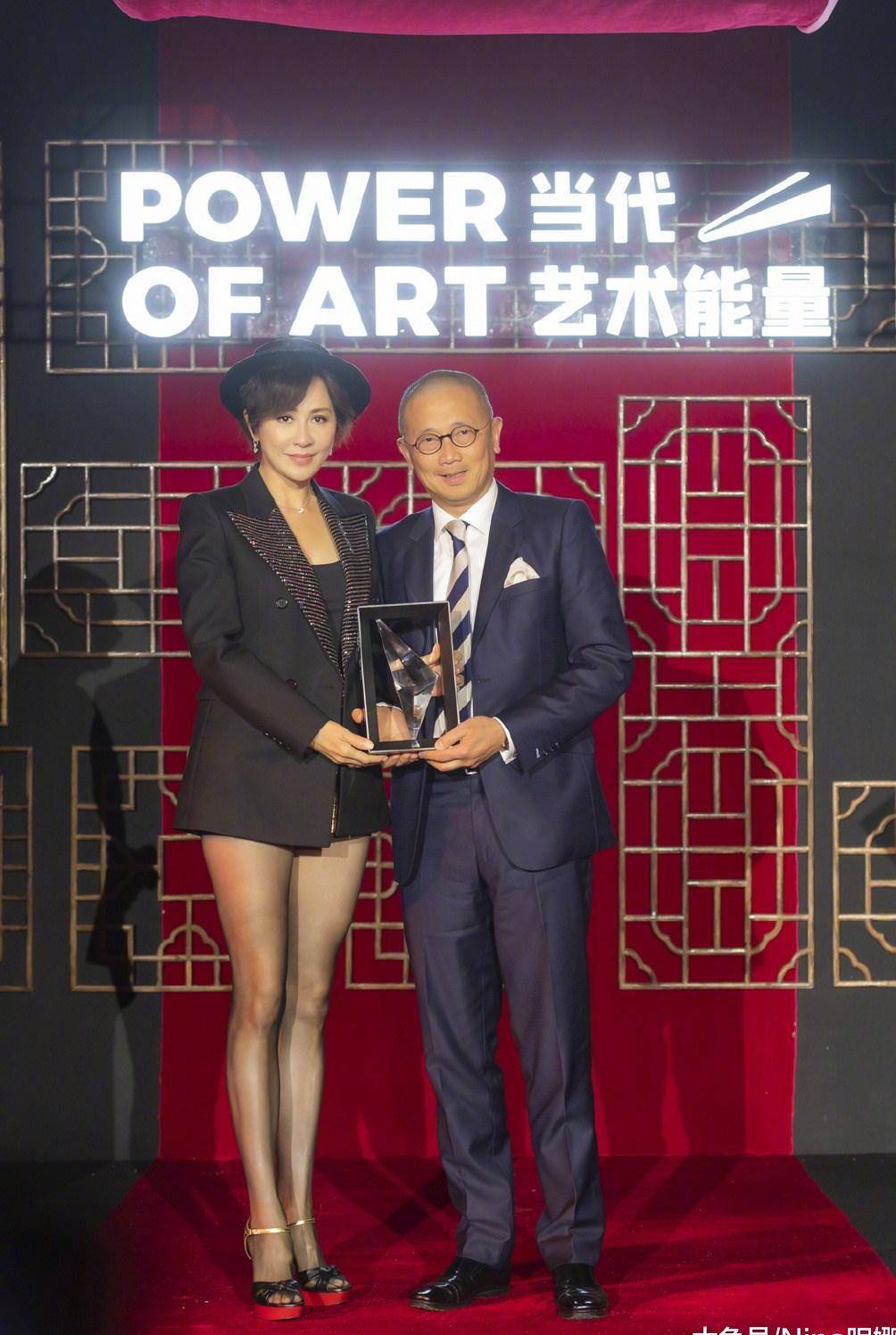 54岁刘嘉玲婚后身材好丰满,罕见紧身装黑丝袜,这状态港星里少见