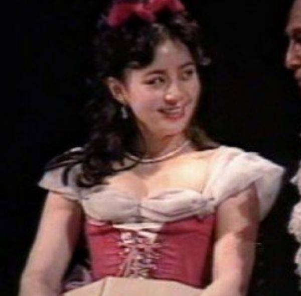 公主|宋丹丹25岁旧照公开，欧式打扮如“在逃公主”，稚嫩脸好像郑爽