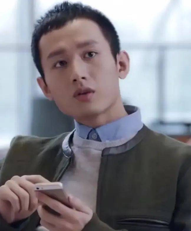 成毅旧照曝光，脑门大发际线高很显老，撞脸G