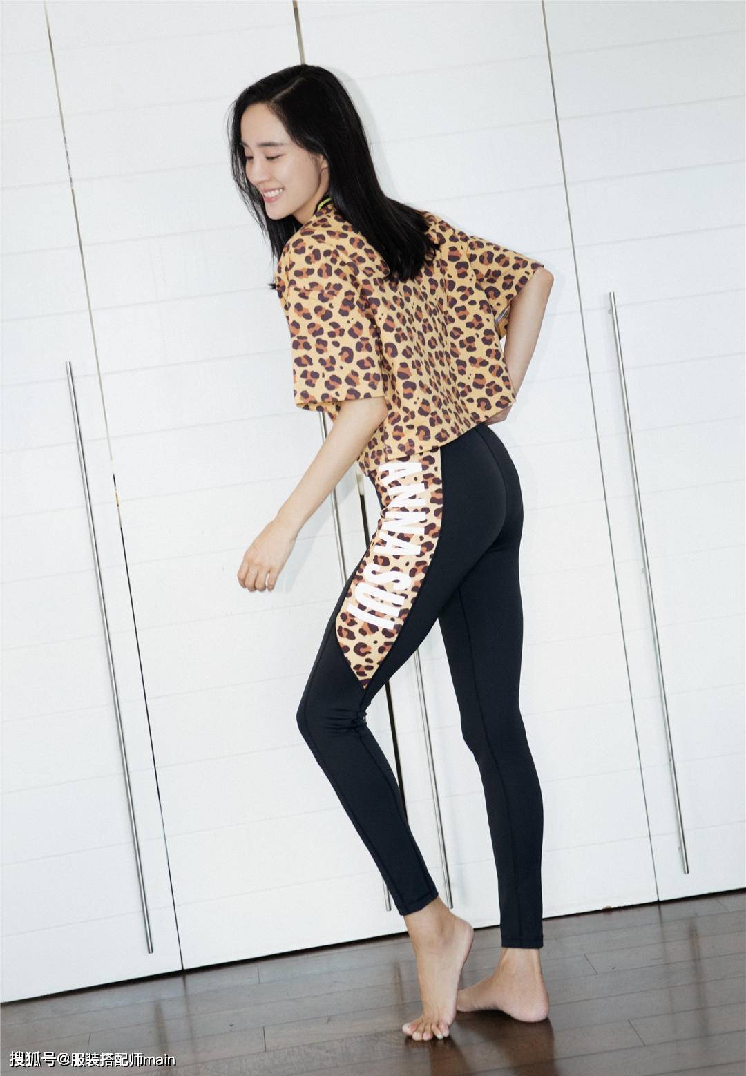 瑜伽|王智晒健身美照，豹纹T恤+瑜伽裤凹凸感十足，38岁辣妈不简单