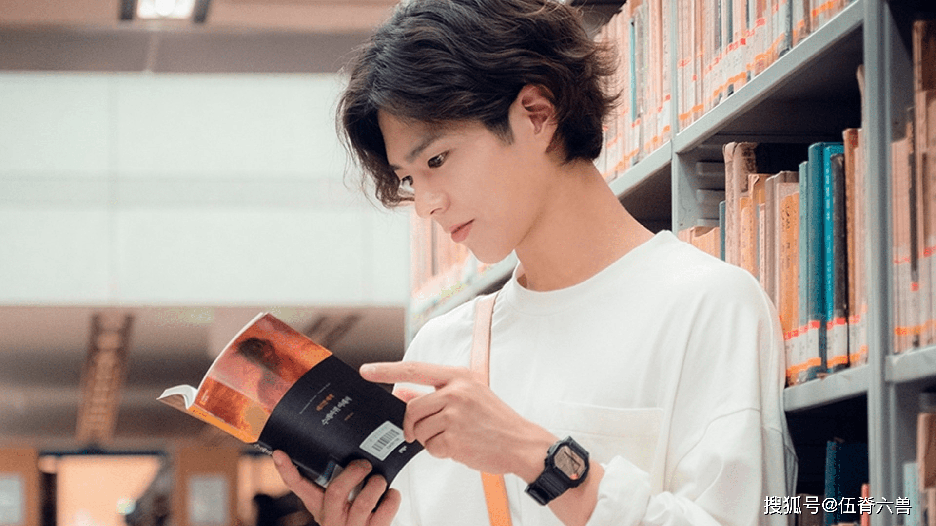 在最近播出的新剧《青春记录》中,朴宝剑又剪回了短发,而且比以往任何