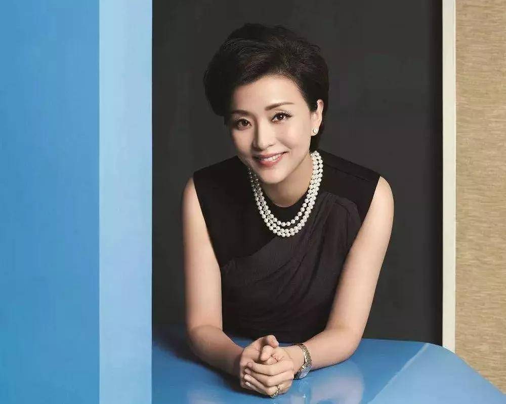 董卿|52岁的杨澜和46岁的董卿:活得漂亮的女人,应该是什么样的?