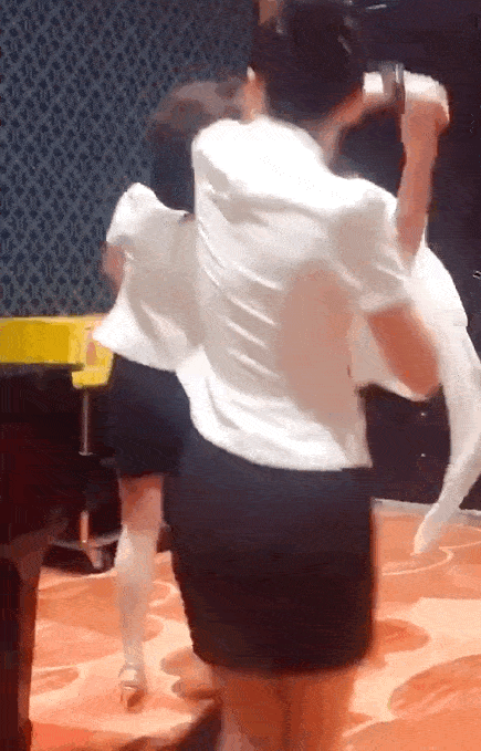 65岁刘晓庆老年生活惬意 和服务员牵手跳舞状态佳