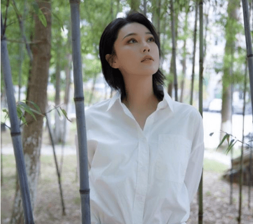 张馨予|张馨予晒老公视角竹林照，回眸甜笑真撩人