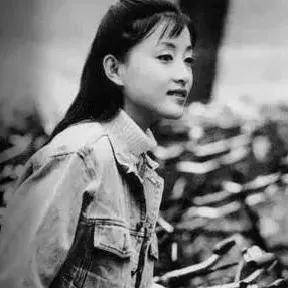 董卿|52岁的杨澜和46岁的董卿:活得漂亮的女人,应该是什么样的?