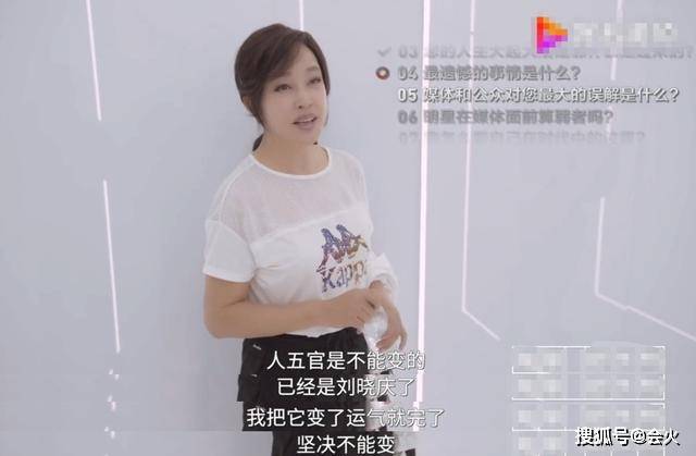 刘晓庆老年生活惬意，与服务员共舞身姿轻盈，