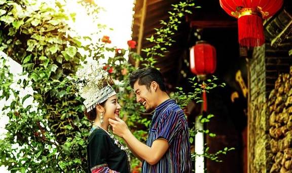 服装|古色丽江拍摄婚纱照，服装搭配上有何讲究？其实男生装扮也很重要