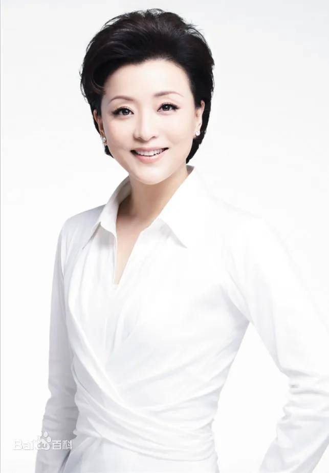 董卿|52岁的杨澜和46岁的董卿:活得漂亮的女人,应该是什么样的?