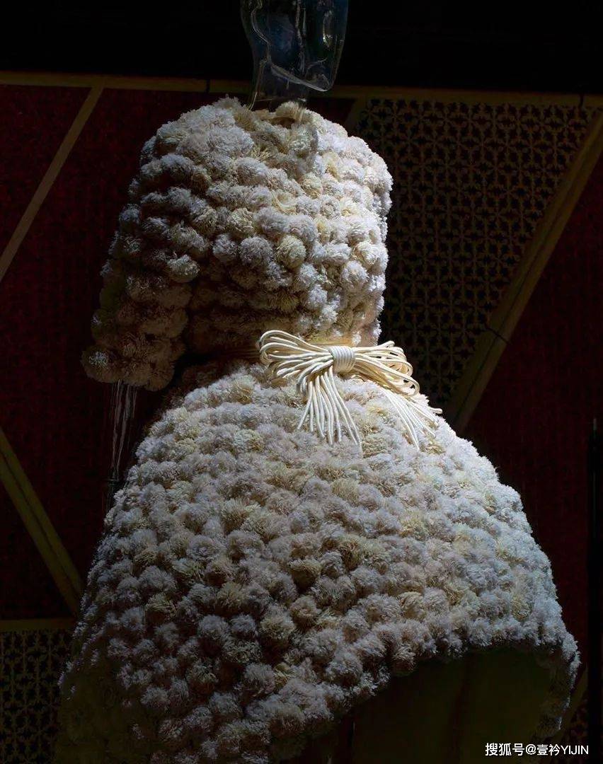 越南|被巴黎世家抄袭？把衣服种上鲜花、冻进冰块里？越南时装的高光时刻