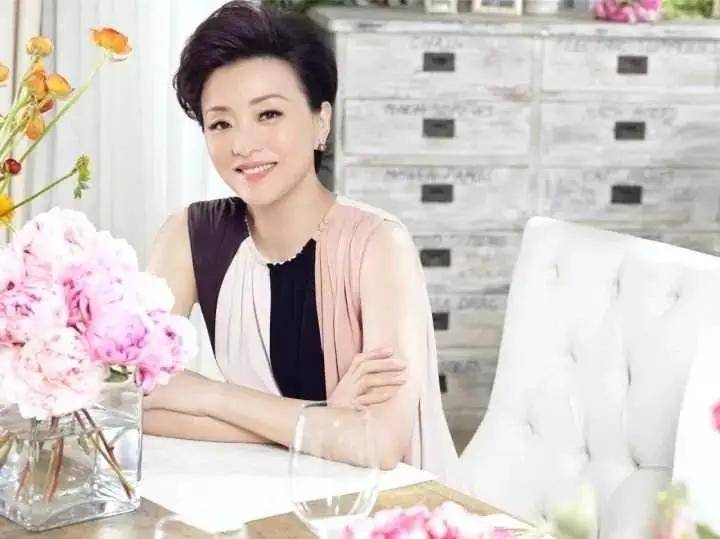 董卿|52岁的杨澜和46岁的董卿:活得漂亮的女人,应该是什么样的?