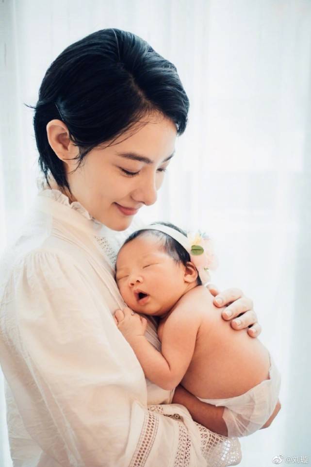 女儿|一家四口深情对视，7天前因超人妈妈受关注刘璇首晒二胎女儿正面照