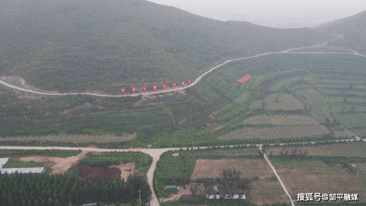 山东省仲山乡东屯村人口_鹄山乡的荷沂村