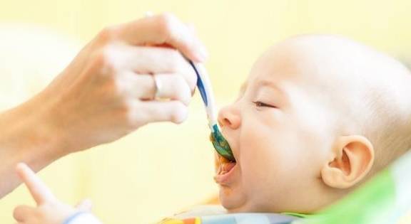 冷是|宝妈尽量别这样给宝宝穿衣服，很容易生病，多留心春天到了