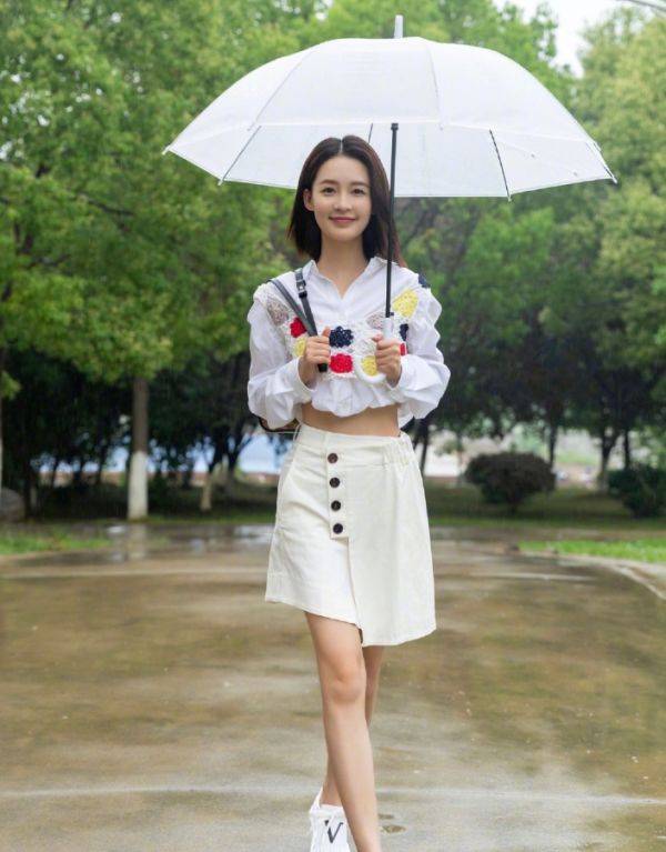 体重|李沁“M字蹲”又将走红网络？体重过百无法模仿，不行自己来试试