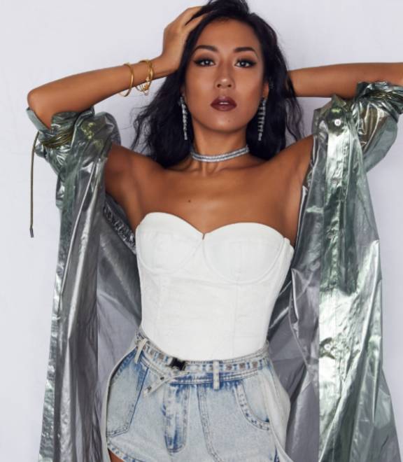 目光|吉克隽逸天生自信!穿“迷你装”露面,目光一下被腰上部位吸引