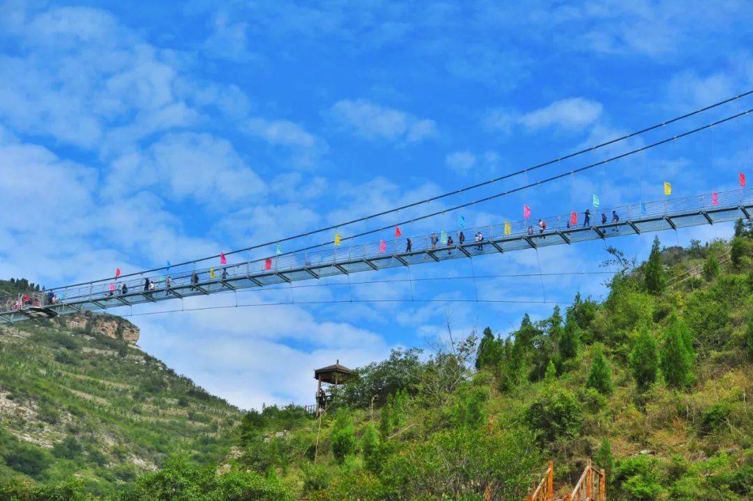 但是它们在青铜山相遇了 此外,景区内还有山东首个挂壁玻璃栈道,走在