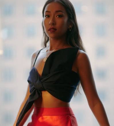 蝴蝶结|吉克隽逸又不安分了！胸前系个蝴蝶结就出门，性感度比柳岩还高级