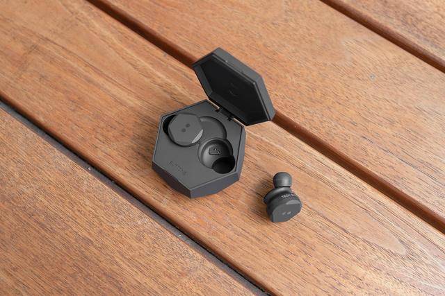 AirPods|「老罗推荐」时尚与科技完美结合，降噪完胜索尼WF-1000XM3