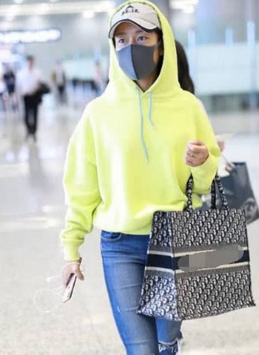 牛仔裤|吉克隽逸现身机场,绿色外套配破洞牛仔裤,素颜出镜让人不敢认!