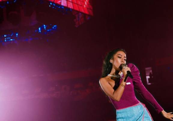 红色|吉克隽逸真是厉害，土味口红色号都能驾驭，还美出与众不同