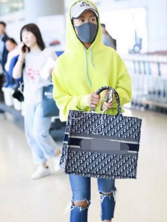 牛仔裤|吉克隽逸现身机场,绿色外套配破洞牛仔裤,素颜出镜让人不敢认!