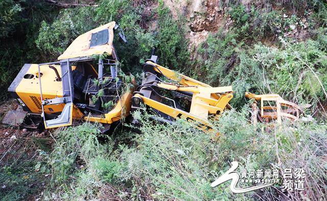 交口：无牌轮式机械车坠入山沟 驾驶员身亡