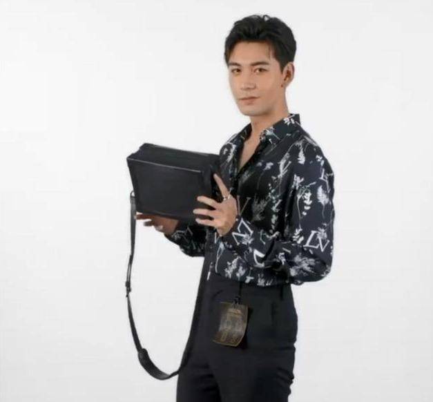 吴亦凡|众男星集体为奢侈品宣传，吴亦凡潮男范十足，朱一龙却被嘲像奶奶