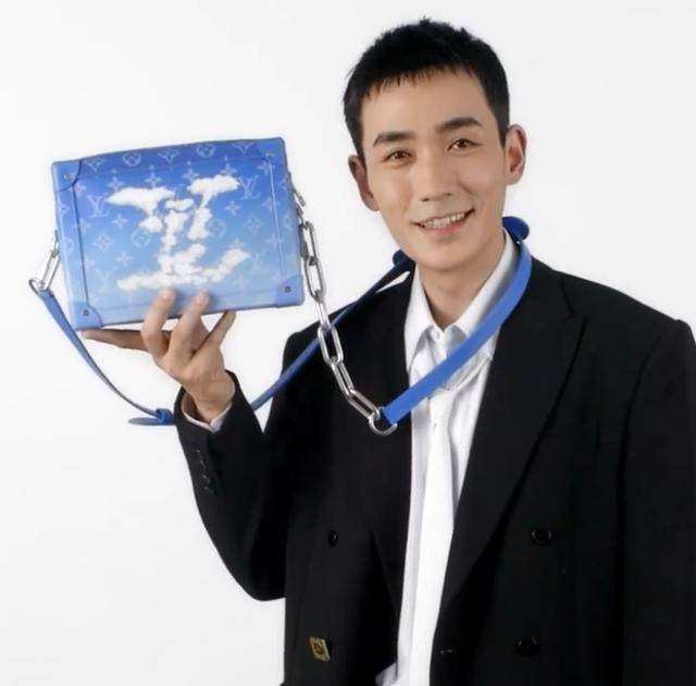 吴亦凡|众男星集体为奢侈品宣传，吴亦凡潮男范十足，朱一龙却被嘲像奶奶