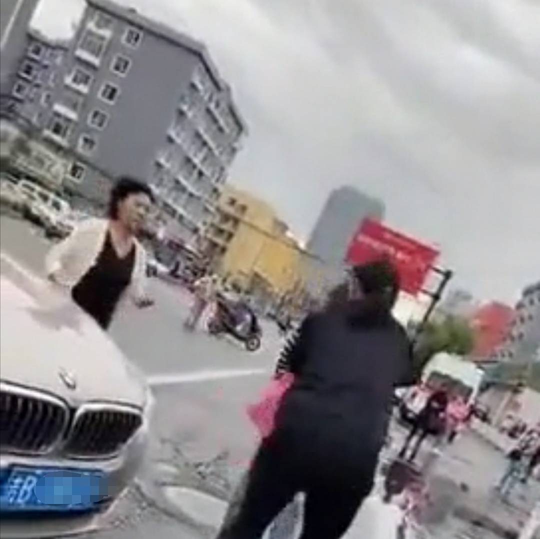 网传女子当街被多人殴打 菏泽牡丹区警方：已依法行拘5人_林某某_高某某_视频