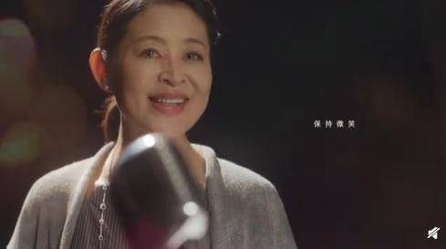 演讲|61岁倪萍状态绝了！参加演讲大谈好奇心是什么，气质不输年轻人