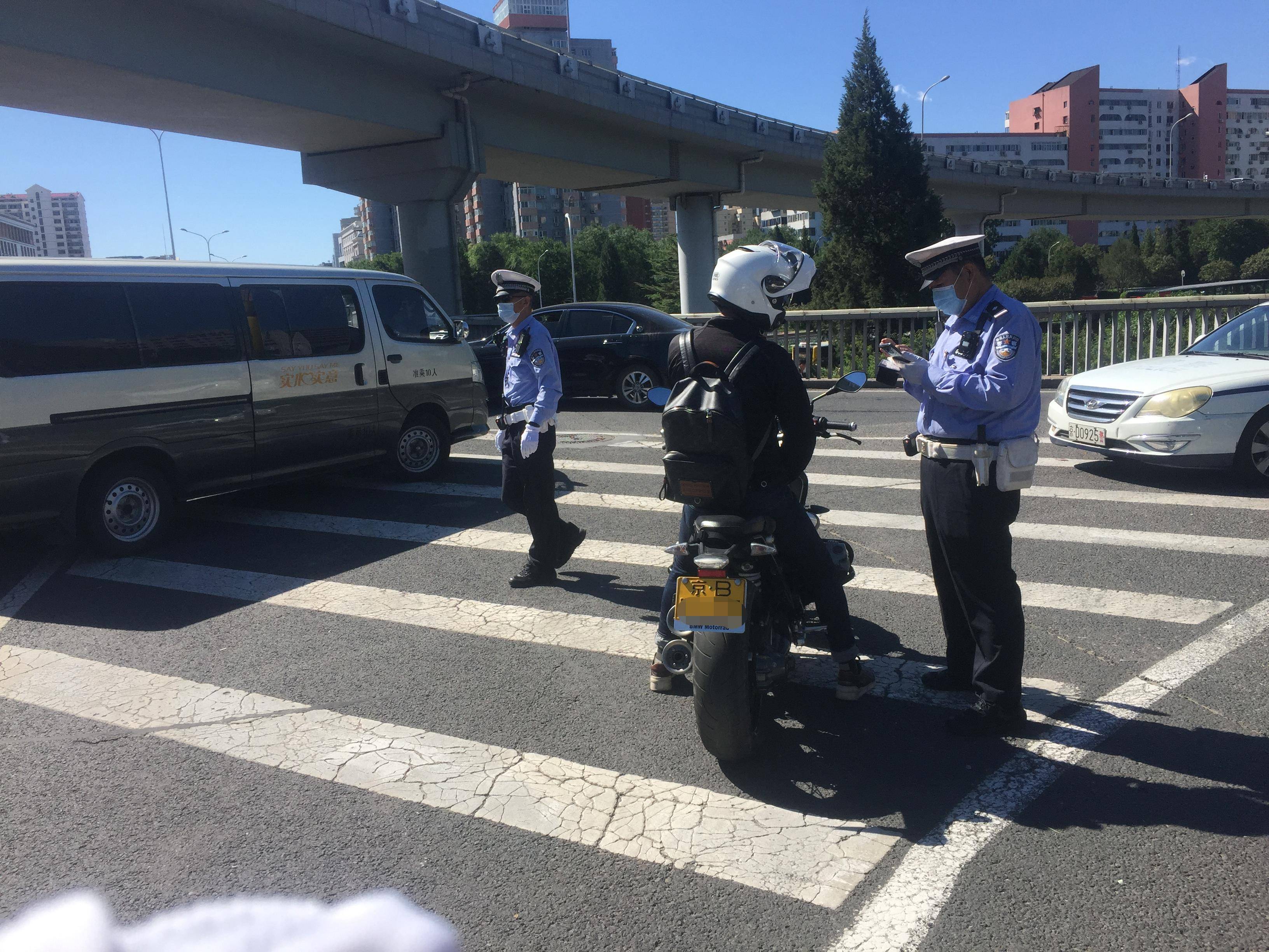 九月路面最忙季 海淀交警护秩序