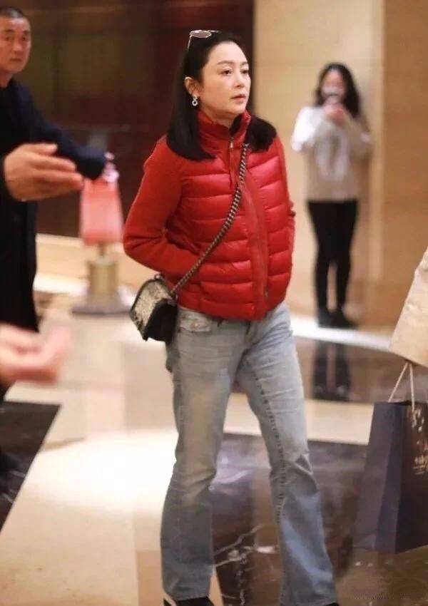 陈红脸松垮也有皱纹,但她仍然自信,接受衰老已经穿上老年装了!