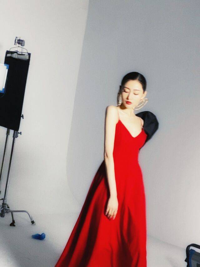 红色|张天爱凹不出清纯感？当张天爱换上红色吊带裙，少女感让人心动