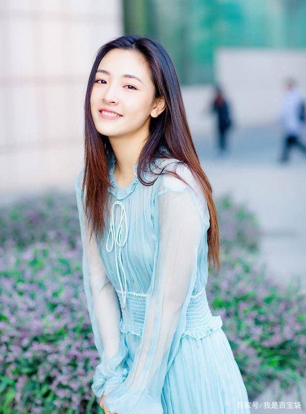 吴倩一张蓝色礼服照片,充满灵气,充满少女感,太美了