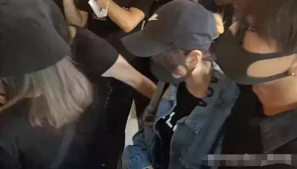 黄鸿升设灵首日众星悼念，黄爸爸鞠躬感谢，悲