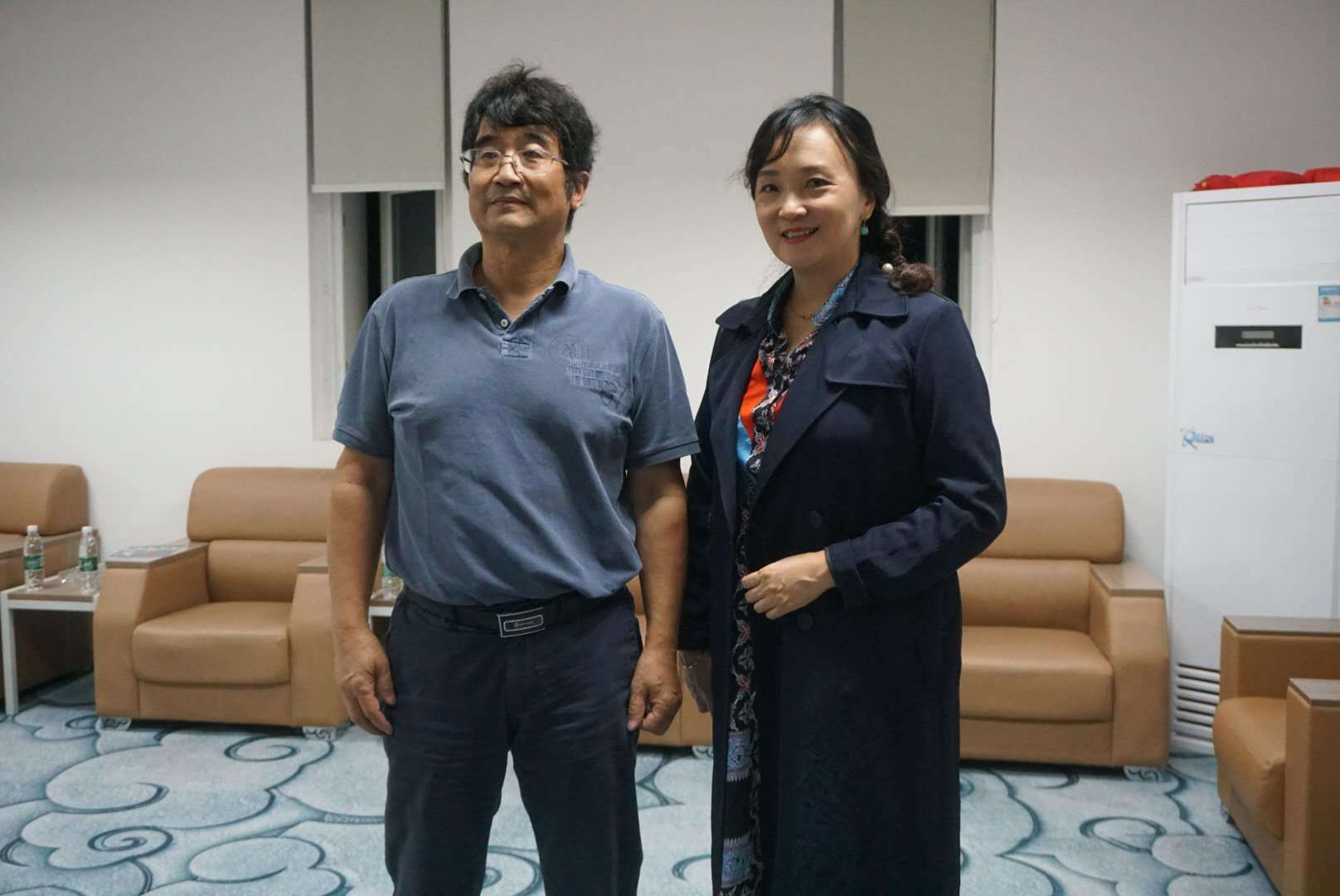 李劼人研究学会会长,原四川省图书馆副馆长王嘉陵(左,重庆芭蕾舞团