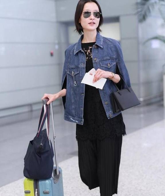 国模|国模杜鹃走机场,全黑造型好有年代感,比普通人还接地气