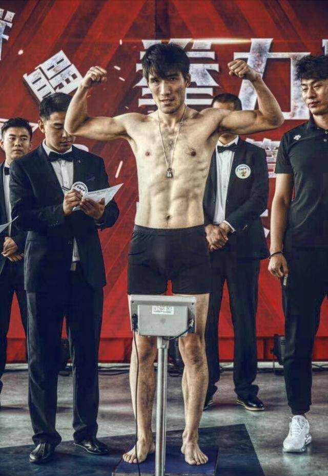 马海|中国拳王诠释什么是孝子，送母亲一部华为手机：我有耐心教她上网