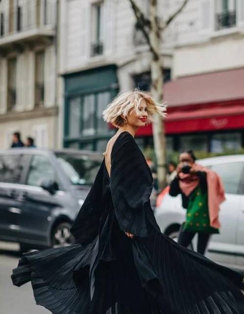 女性|多昂贵的礼服都不如一条小黑裙，比你想的更时髦，闪耀年底派对季