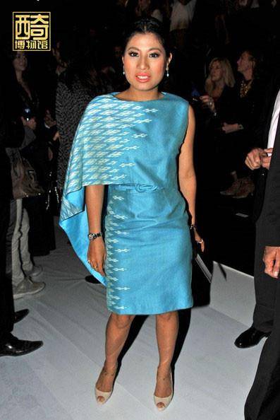 余瓦|泰王33岁小女儿思蕊梵，涂黑色唇膏出席派对，气场力压一众名媛