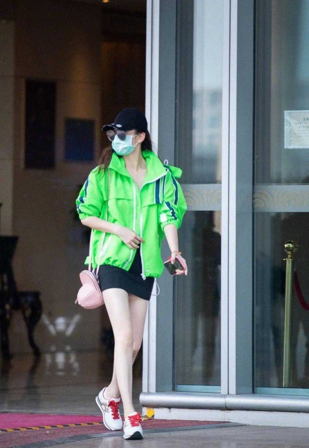 连衣裙|吴昕走红后气质开挂,穿黑色吊带连衣裙配墨镜,“巨星”气场强大