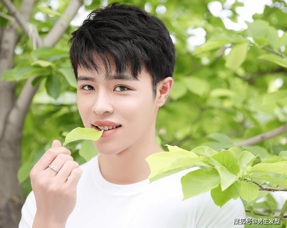 帅多|男生“微烫”发型个性魅力，造型不夸张，比一般的发型帅多了